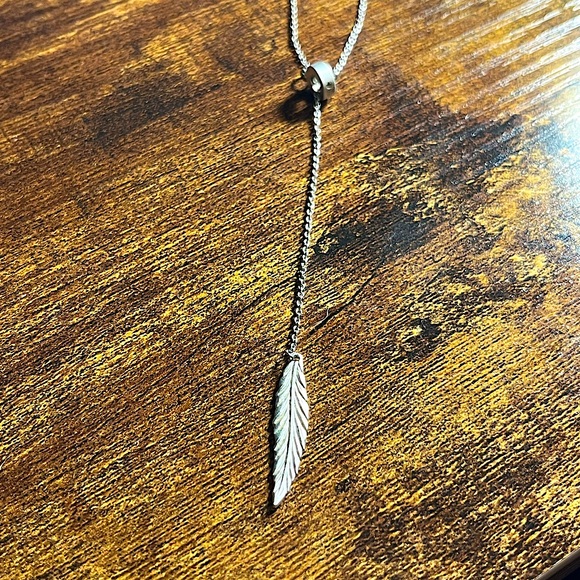 Jewelry - Feather lariat style necklace